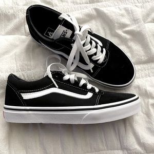 Brand new Vans Old Skool black and white skate shoes! Size youth 4 or womens 6.